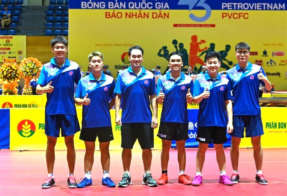 Các vận động viên Câu lạc bộ Công an nhân dân T&T đoạt Huy chương Vàng nội dung đồng đội nam