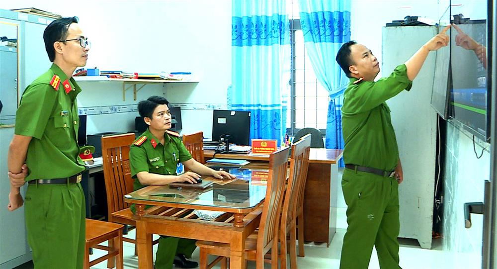 Thiếu tá Nguyễn Vũ Long (ngoài cùng bên trái) cùng cán bộ, chiến sĩ kiểm tra hệ thống camera an ninh.