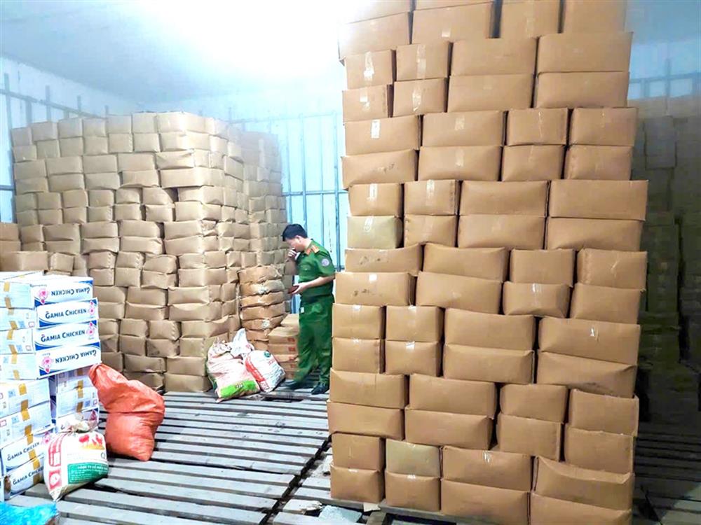 Tổ công tác Phòng Cảnh sát kinh tế Công an tỉnh tiến hành kiểm tra kho hàng thực phẩm đông lạnh cửa hàng Dân Huế. 