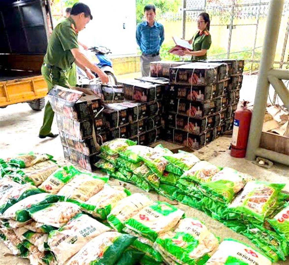 Tổ công tác Phòng Cảnh sát kinh tế Công an tỉnh phát hiện xe ô tô tải vận chuyển thực phẩm không rõ nguồn gốc. 