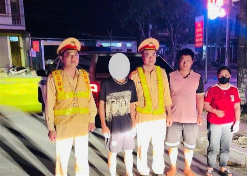 Lực lượng CSGT Lào Cai đưa cháu H.N.B.C về với gia đình an toàn.