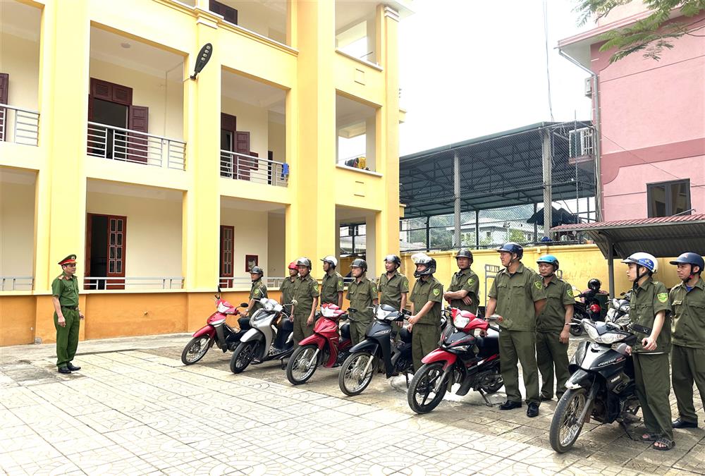 Công an thị trấn Mường Giàng và lực lượng bảo vệ ANTT ở cơ sở chuẩn bị tuần tra, đảm bảo ANTT trên địa bàn.