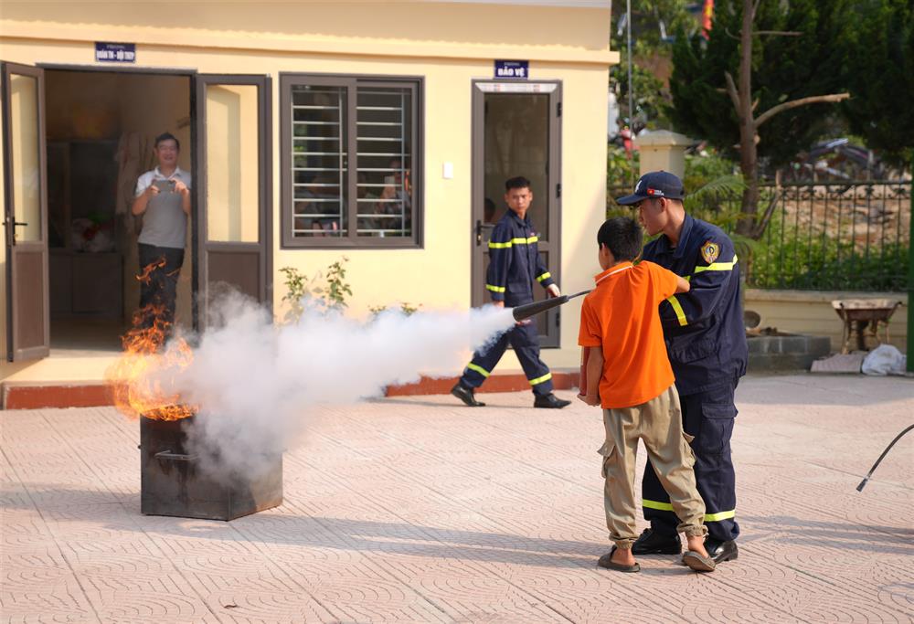 Lực lượng Cảnh sát phòng cháy, chữa cháy và cứu nạn, cứu hộ tổ chức thực hành chữa cháy tại chỗ cho các em học sinh.