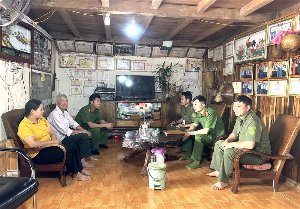 Công an thị trấn Mường Giàng thường xuyên tuyên truyền, vận động Nhân dân ở cơ sở chấp hành chủ trương, đường lối của Đảng, chính sách, pháp luật của Nhà nước.