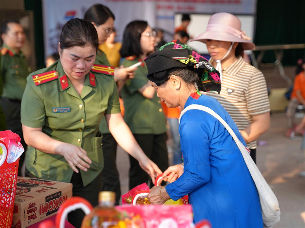 Đoàn công tác trao quà tặng các hộ gia đình khó khăn trên địa bàn.