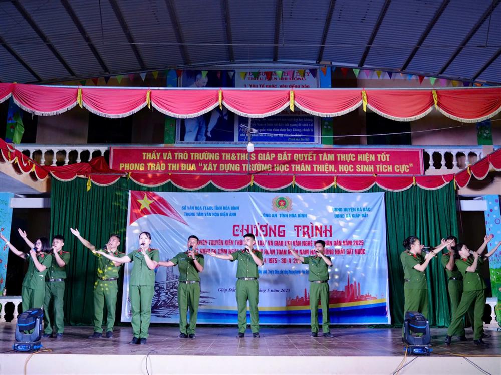Đêm giao lưu văn nghệ phục vụ bà con nhân dân.
