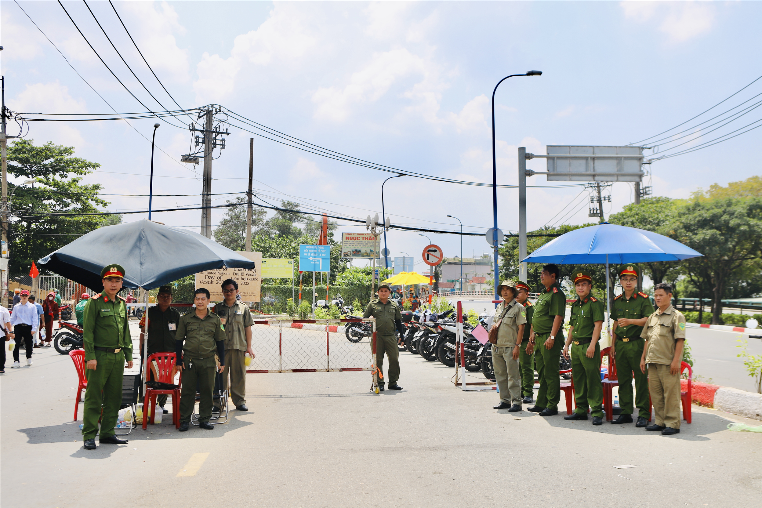 Trung tướng Lê Hồng Nam, Giám đốc CATP kiểm tra, chỉ đạo công tác bảo vệ an ninh, trật tự tại các khu vực diễn ra Đại lễ Vesak 2025.
