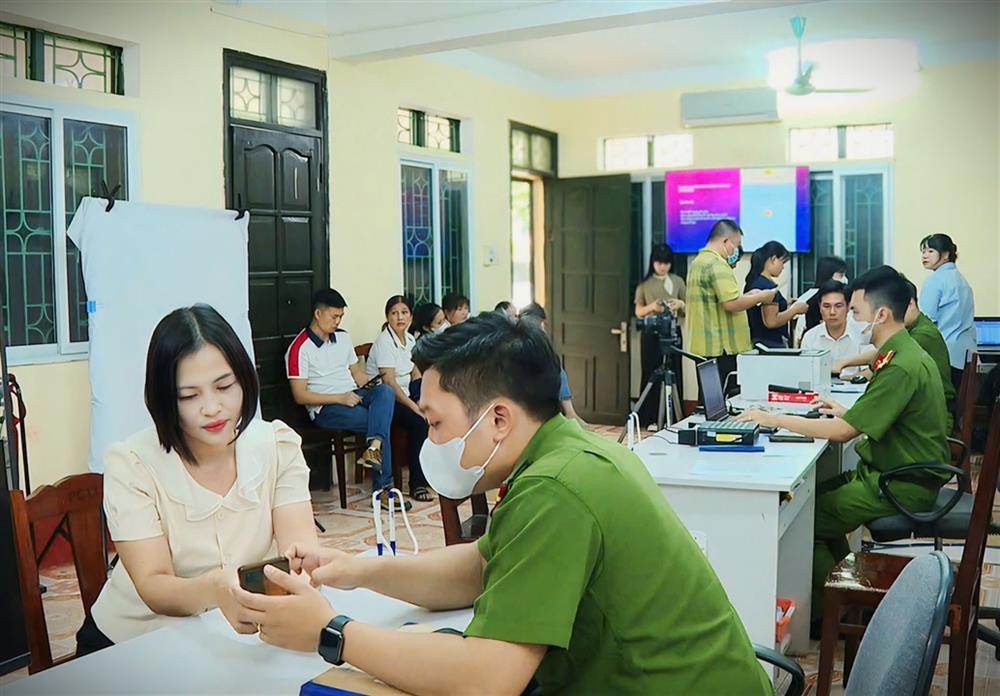 Cán bộ Phòng Cảnh sát quản lý hành chính về trật tự xã hội Công an tỉnh Phú Thọ hướng dẫn công dân Nguyễn Thị Hải nhanh chóng hoàn thiện thủ tục tài khoản định danh điện tử mức độ 2.