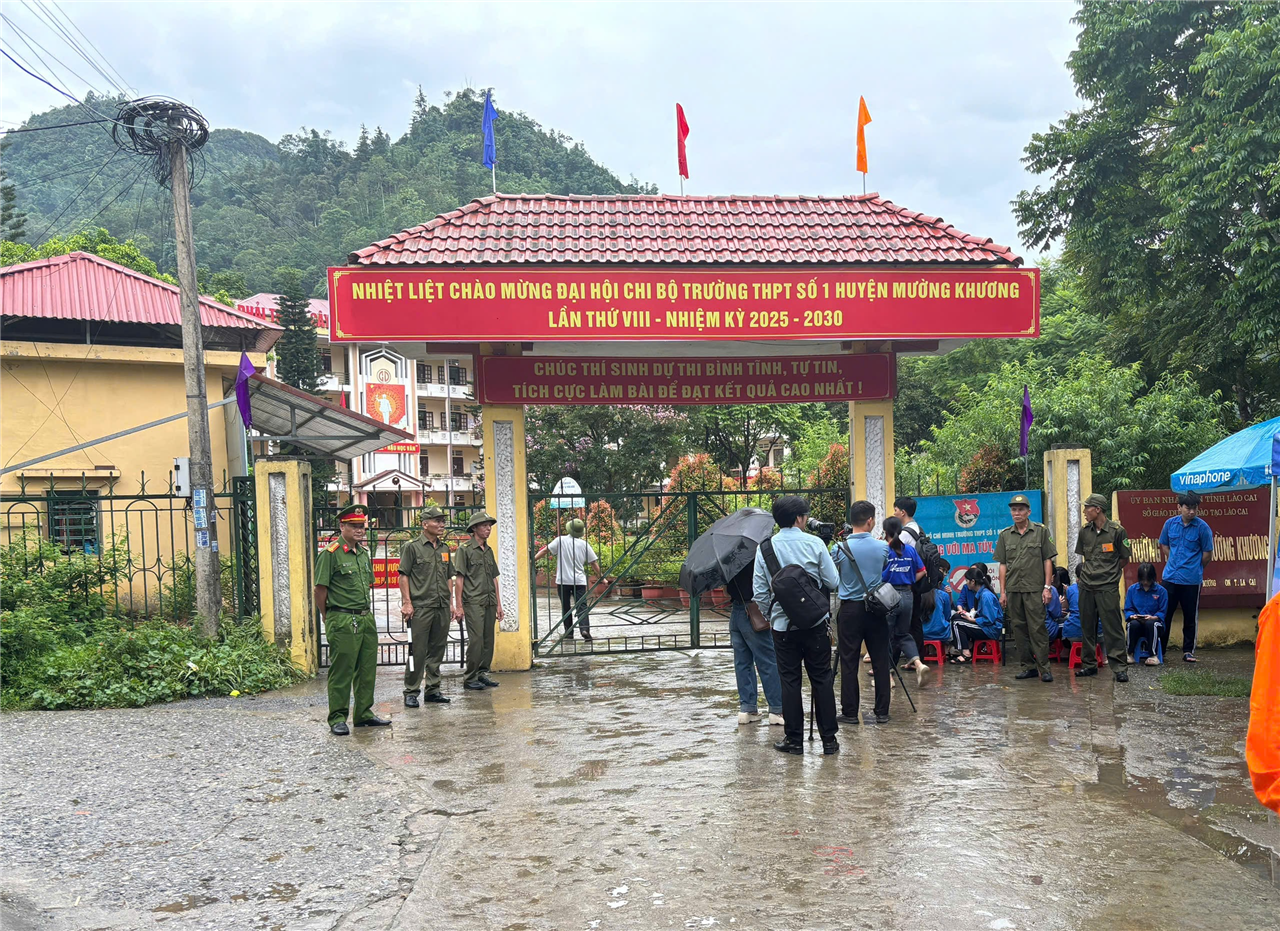 Nhằm đảm bảo tình hình an ninh trật tự, tạo điều kiện thuận lợi, an toàn và nghiêm túc cho kỳ thi tốt nghiệp Trung học phổ thông năm 2025 diễn ra trên địa bàn, sáng 26/6/2025, 27 đơn vị Công an xã, phường, thị trấn cùng các đơn vị nghiệp vụ Công an tỉnh Lào Cai đã chủ động triển khai nhiều biện pháp nghiệp vụ, phối hợp chặt chẽ với các lực lượng chức năng, chính quyền địa phương và nhà trường để đảm bảo an ninh, trật tự trong suốt thời gian kỳ thi.