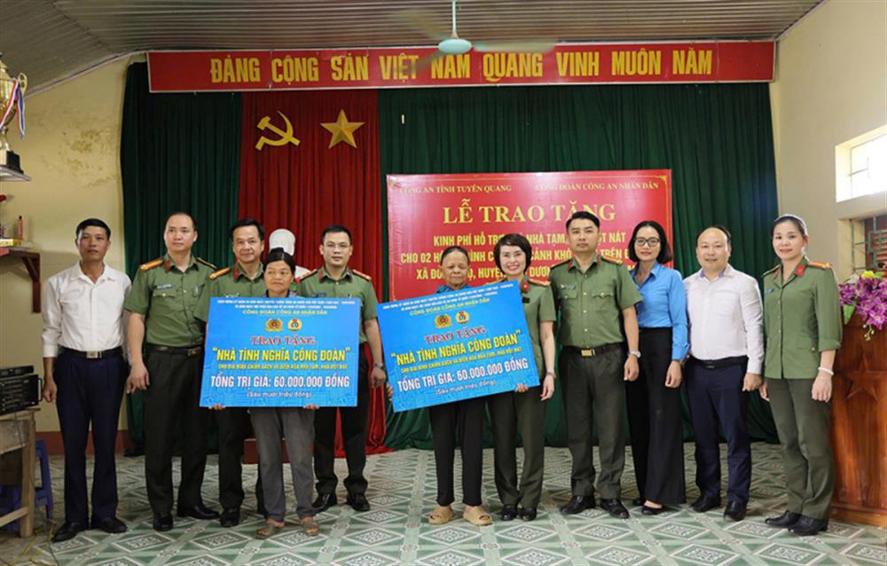 Đoàn công tác trao kinh phí hỗ trợ tặng các gia đình chính sách trên địa bàn xã Đông Thọ, huyện Sơn Dương.