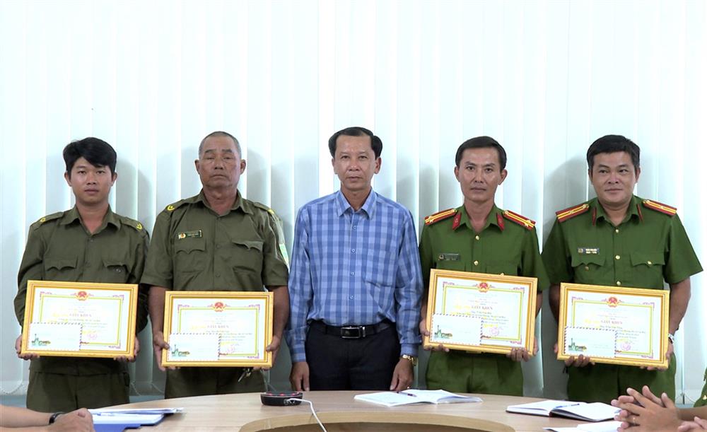 Lực lượng tham gia bảo vệ ANTT ở cơ sở xã Tân Phong (bên trái) được tặng Giấy khen về thành tích xuất sắc trong đấu tranh phòng, chống tội phạm.