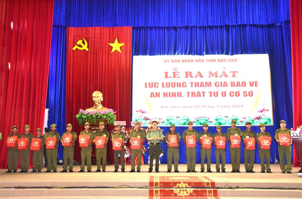 Lãnh đạo Giám đốc Công an tỉnh tặng quà lực lượng tham gia bảo vệ ANTT ở cơ sở.