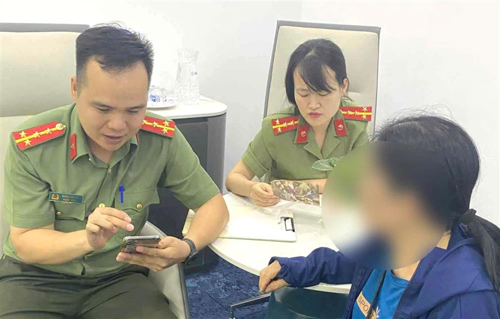 Cán bộ Phòng An ninh mạng và phòng chống tội phạm sử dụng công nghệ cao tuyên truyền, giải thích cho bà B không chuyển tiền cho đối tượng lừa đảo.