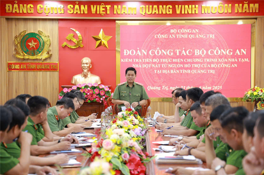 Thiếu tướng Nguyễn Hồng Nguyên, Phó Chánh Văn phòng Bộ Công an phát biểu tại buổi làm việc.