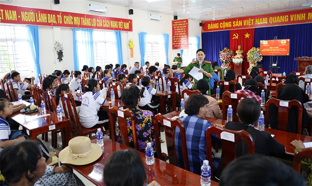 Báo cáo viên tuyên truyền đến người dân và học sinh.