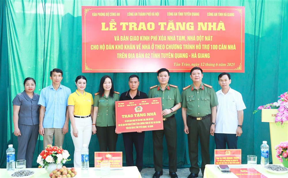Văn phòng Bộ Công an, Công an thành phố Hà Nội, Công an hai tỉnh Tuyên Quang - Hà Giang và các đơn vị hỗ trợ kinh phí tặng gia đình anh Hoàng Văn Vững.