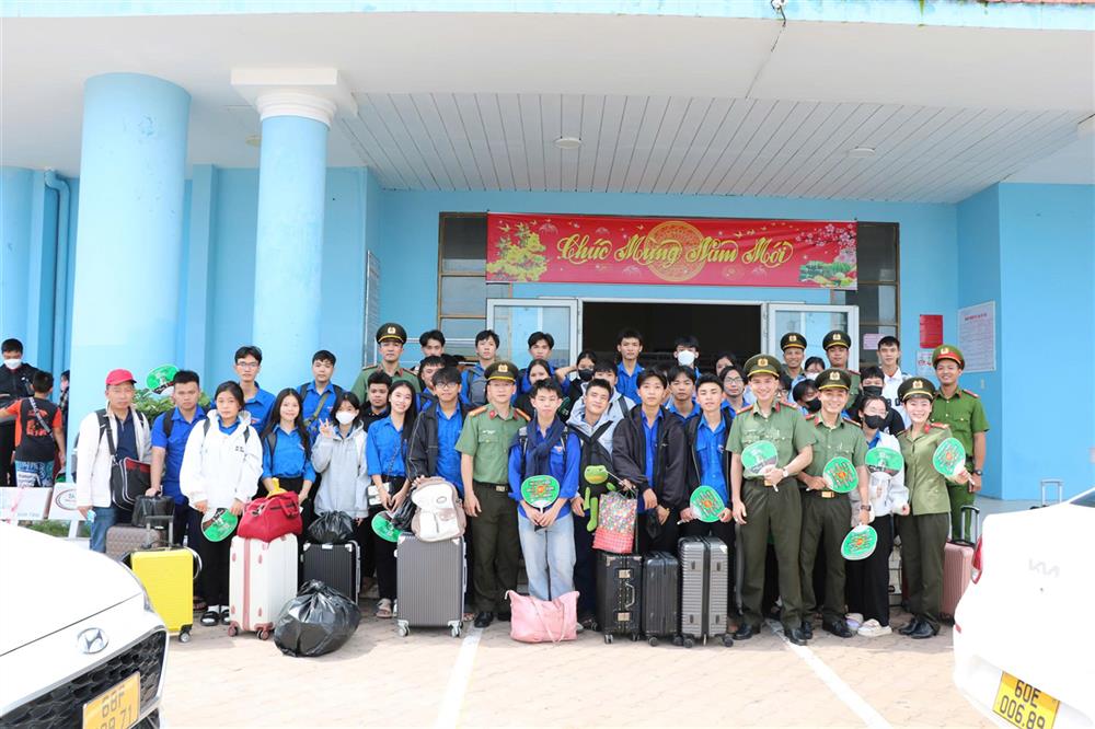 Ban Thanh niên Công an tỉnh Kiên Giang hỗ trợ 142 em học sinh đến từ các xã đảo Hòn Tre, Lại Sơn và An Sơn (huyện Kiên Hải, tỉnh Kiên Giang) đến thành phố Rạch Giá bằng tàu cao tốc, chuẩn bị bước vào kỳ thi tốt nghiệp THPT năm 2025.