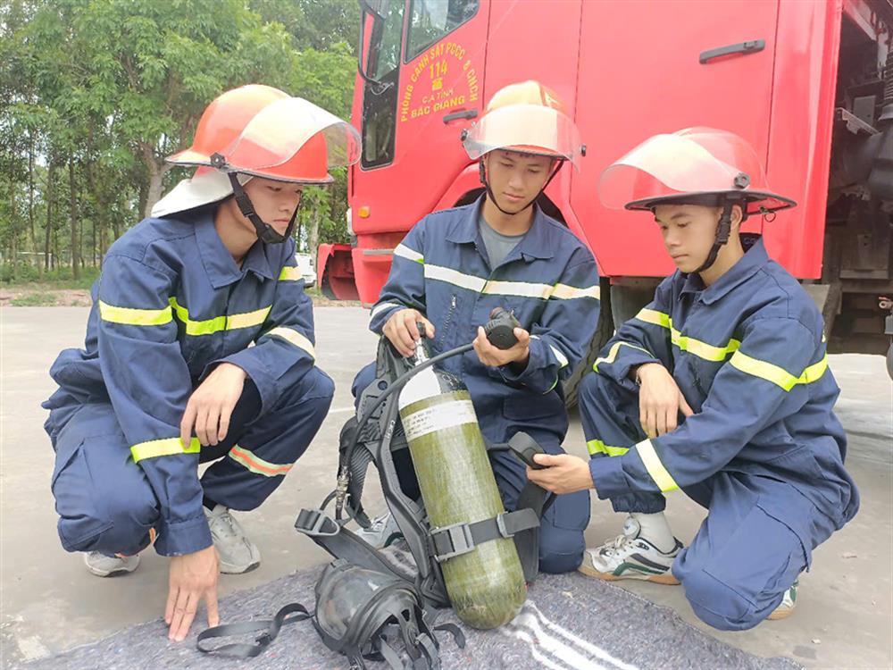 Chiến sĩ Hứa Văn Trường (ngoài cùng bên phải) kiểm tra phương tiện chữa cháy và cứu nạn, cứu hộ.