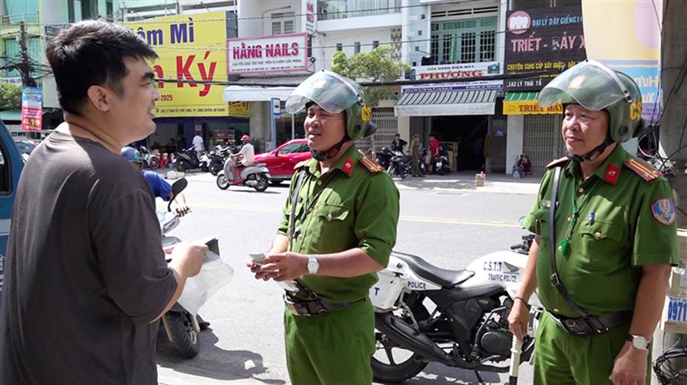 Thông qua công tác kiểm tra, lực lượng Cảnh sát trật tự còn chức tuyên truyền, phổ biến một số quy định của pháp luật về trật tự an toàn giao thông, trật tự đô thị.