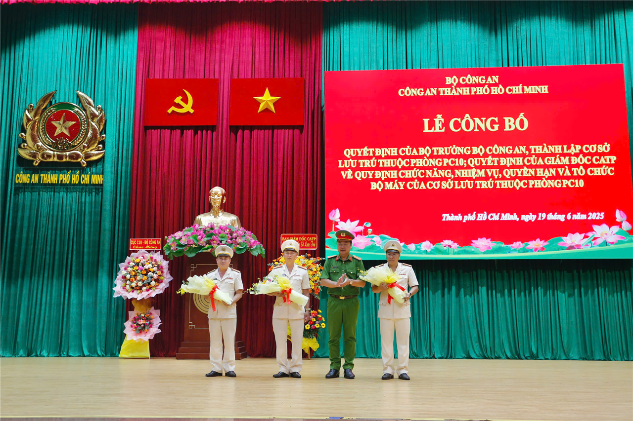 Đại tá Nguyễn Đình Dương, Phó Giám đốc CATP tặng hoa chúc mừng Phòng Thi hành án hình sự và hỗ trợ tư pháp.