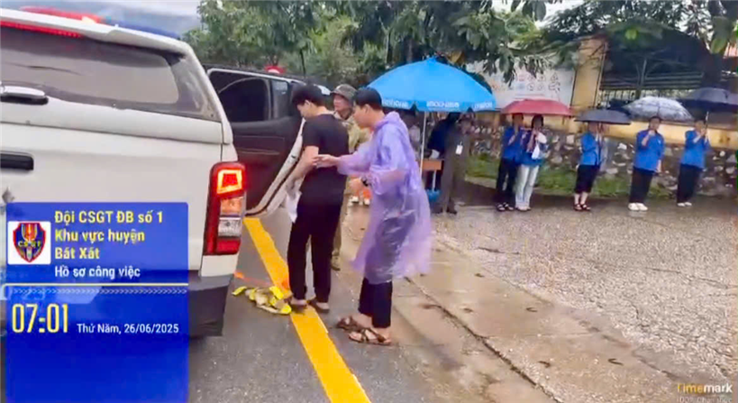Lực lượng Cảnh sát giao thông Công an tỉnh Lào Cai và Tổ tiếp sức mùa thi đã kịp thời đưa 03 thí muộn giờ điểm danh đến phòng thi, tại điểm thi Trường THPT số 1 Bát Xát, tỉnh Lào Cai.
