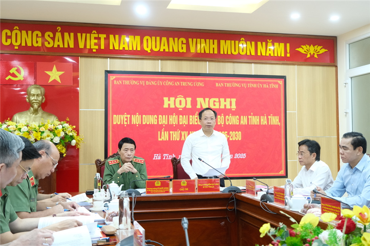 Đồng chí Nguyễn Duy Lâm, Bí thư Tỉnh uỷ Hà Tĩnh phát biểu tại Hội nghị.