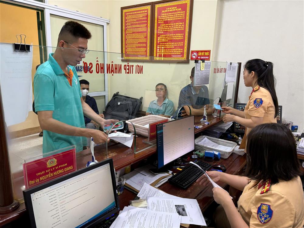 Lực lượng Cảnh sát giao thông tích cực hướng dẫn người dân ứng dụng nền tảng định danh điện tử VNeID trong quá trình xử lý vi phạm hành chính trong lĩnh vực giao thông.