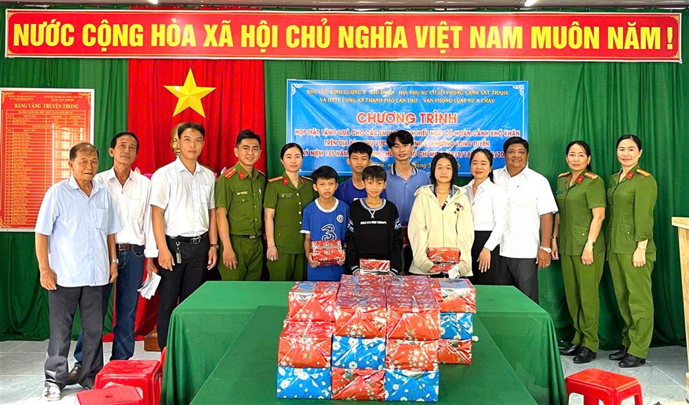 Công an thành phố Cần Thơ thăm, tặng quà các trẻ em có hoàn cảnh khó khăn trên địa bàn thành phố.