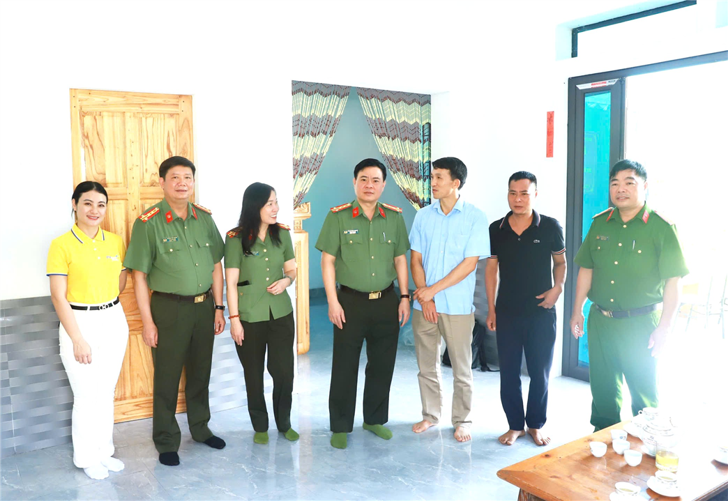 Ngôi nhà khang trang được xây dựng từ kinh phí hỗ trợ của lực lượng Công an.