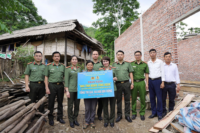 Hai ngôi nhà mới đang dần hình thành từ nguồn kinh phí hỗ trợ của Công đoàn Công an nhân dân.