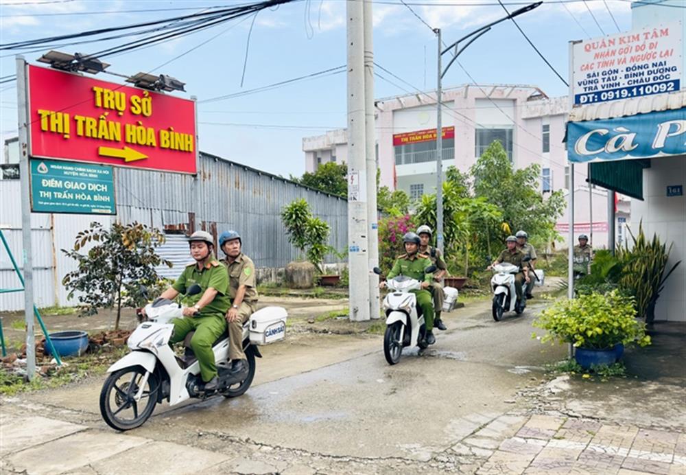Các Tổ bảo vệ ANTT tham gia cùng Công an thị trấn Hòa Bình, huyện Hòa Bình tuần tra, bảo đảm ANTT, trật tự an toàn giao thông trên địa bàn.