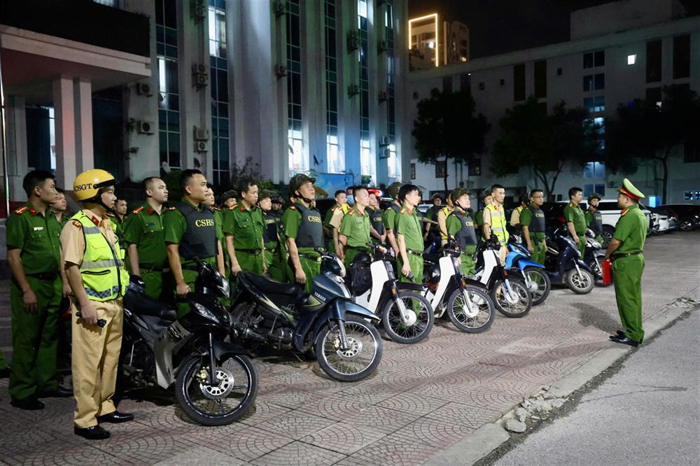 Các tổ công tác tập trung, điểm danh và quán triệt lực lượng trước giờ tuần tra ban đêm.
