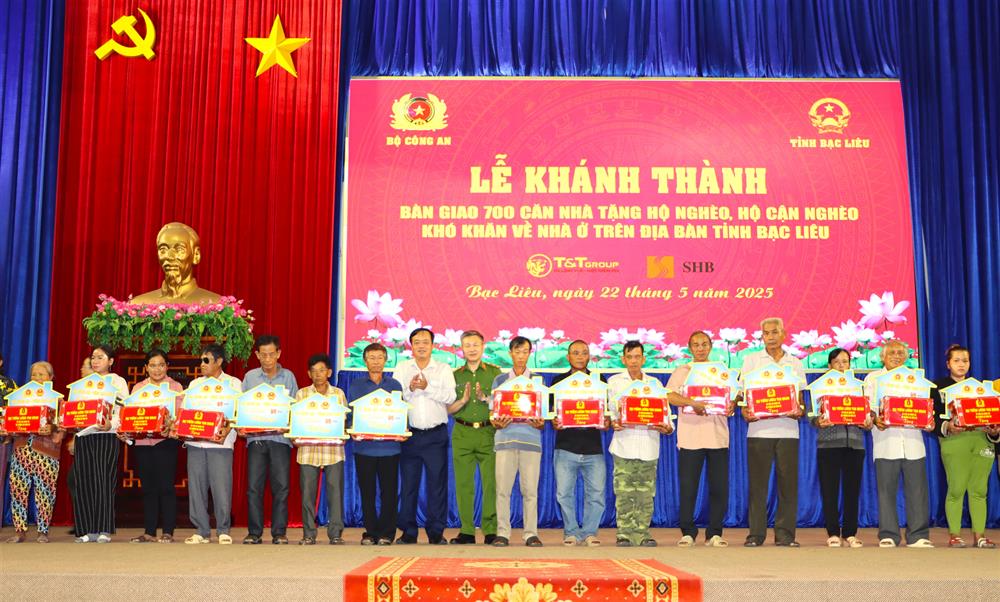 Lãnh đạo Bộ Công an và lãnh đạo Tỉnh ủy Bạc Liêu bàn giao nhà và trao tặng quà các hộ dân.
