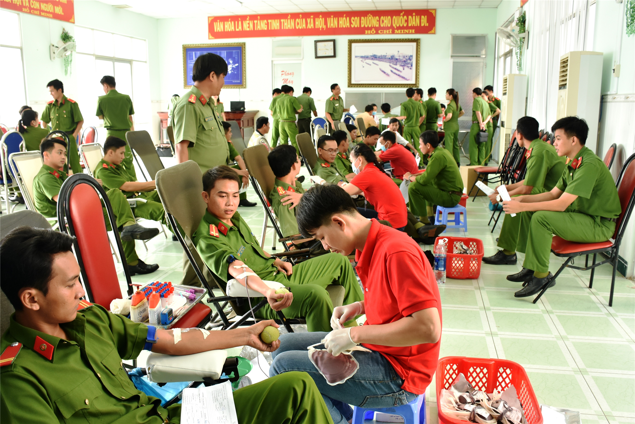 Hoạt động HMTN luôn thu hút hàng trăm cán bộ, chiến sĩ Công an tỉnh tham gia.