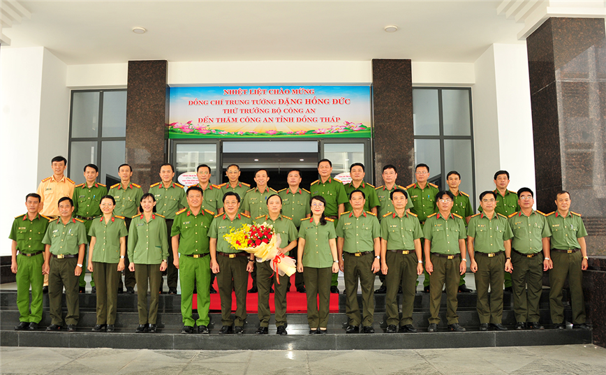 Trung tướng Đặng Hồng Đức chụp ảnh lưu niệm cùng Ban Giám đốc Công an hai tỉnh Đồng Tháp và Tiền Giang và lãnh đạo các Phòng nghiệp vụ Công an tỉnh Đồng Tháp