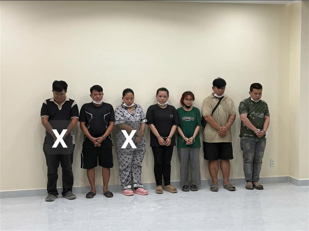 Các đối tượng (từ trái qua phải): Lư Hưng Phát và Trần Thị Bích Liên (đánh dấu x) cùng các đối tượng khác.