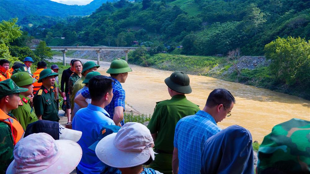 Đại tá Cao Minh Huyền, Giám đốc Công an tỉnh Lào Cai trực tiếp chỉ đạo công tác tìm kiếm nạn nhân tại hiện trường.