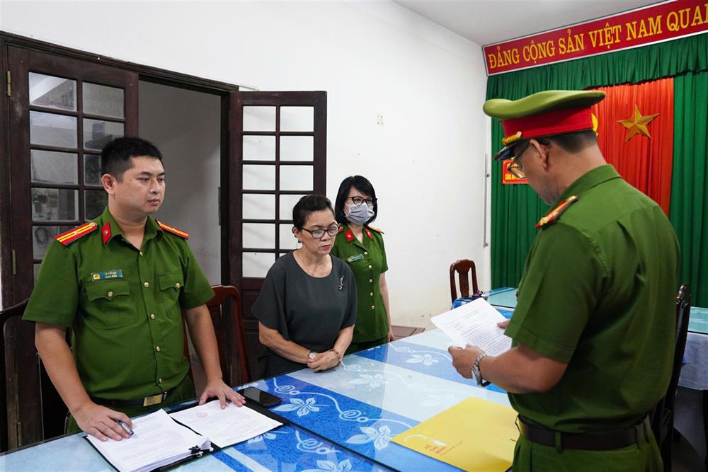 Cơ quan Cảnh sát điều tra tống đạt quyết định đối với Trần Thị Phước.
