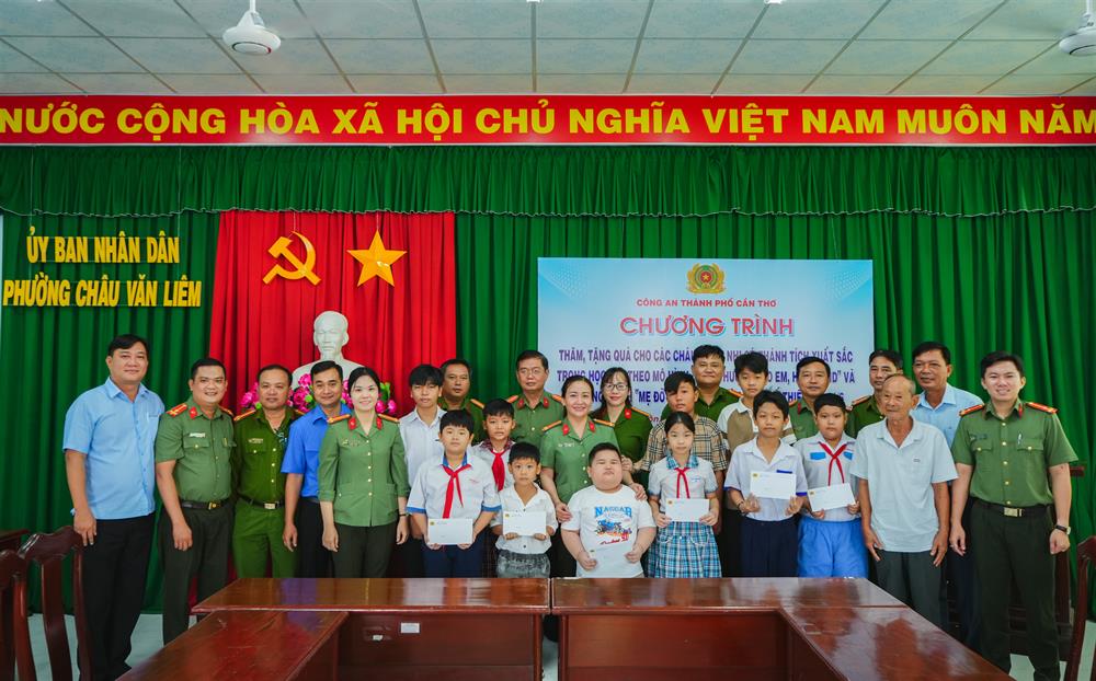 Tặng quà các cháu mồ côi theo mô hình “Tình thương cho em - Hậu covid” và chương trình “Mẹ đỡ đầu” nhân dịp Quốc tế Thiếu nhi 1/6.