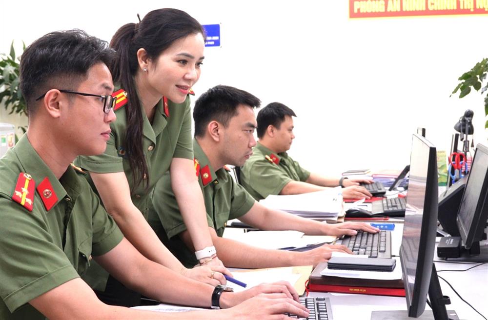 CBCS vận hành phần mềm quản lý, khai thác dữ liệu rà soát tiêu chuẩn chính trị cán bộ.