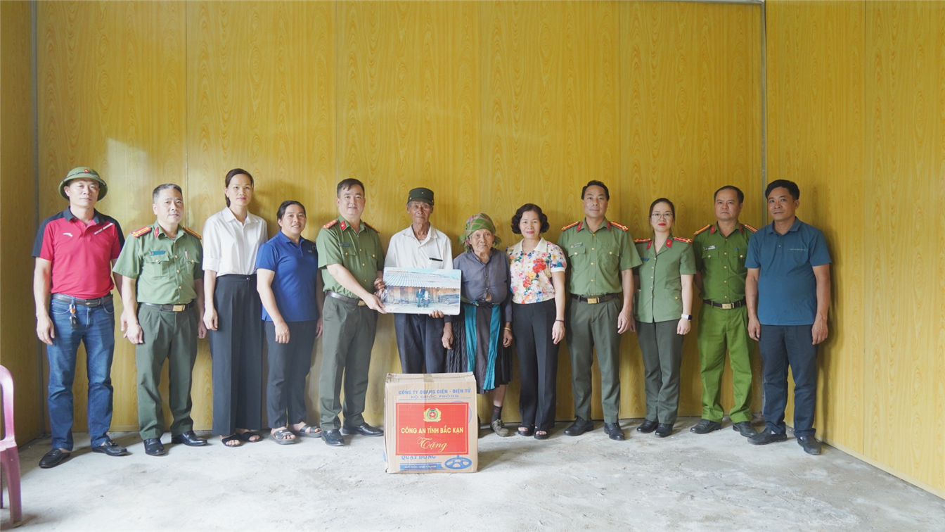 Đoàn công tác bàn giao nhà và tặng quà gia đình ông Phùng Văn Sùng ở thôn Cốc Ỏ, xã Thuần Mang.