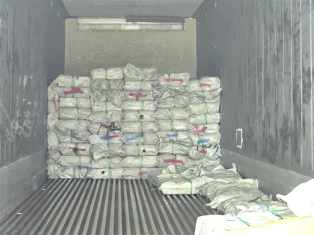 Lực lượng chức năng phát hiện container chứa khoảng 5.000kg chân gà đông lạnh.