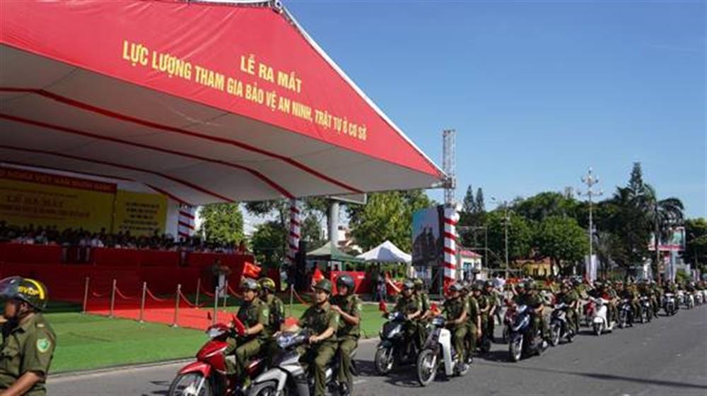 Diễu hành ra mắt lực lượng tham gia bảo vệ ANTT ở cơ sở.
