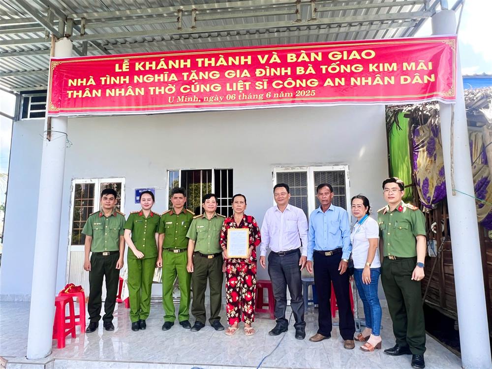Khánh thành và bàn giao nhà tặng gia đình bà Tống Kim Mãi.