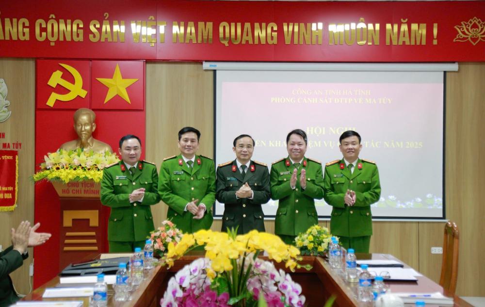 Thiếu tá Nguyễn Xuân Thao, Giám đốc Công an tỉnh biểu dương những thành tích đạt được của Phòng Cảnh sát ĐTTP về ma túy.