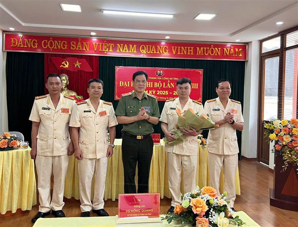 Thiếu tướng Vũ Hồng Quang, Bí thư Đảng ủy, Giám đốc Công an tỉnh Cao Bằng tặng hoa chúc mừng chi uỷ khóa mới của Chi bộ Thanh tra, nhiệm kỳ 2025 - 2030