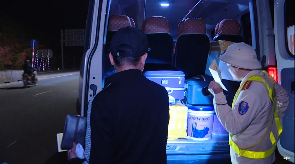 Lực lượng CSGT tăng cường kiểm soát vận chuyển hàng hóa trái phép.