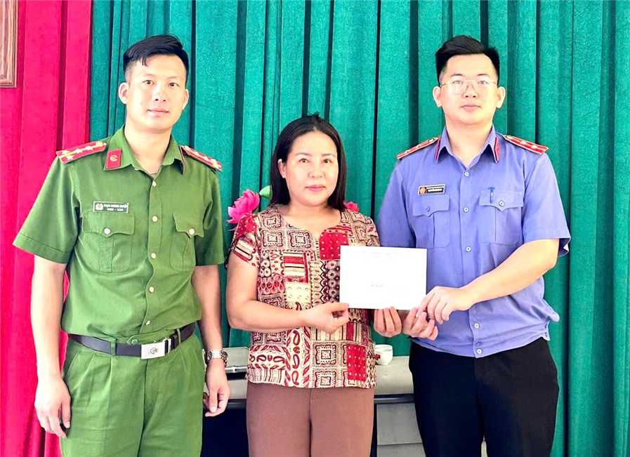 Công an thị trấn Vĩnh Tường hỗ trợ chị Nguyễn Thị Phương nhận lại số tiền chuyển khoản nhầm.