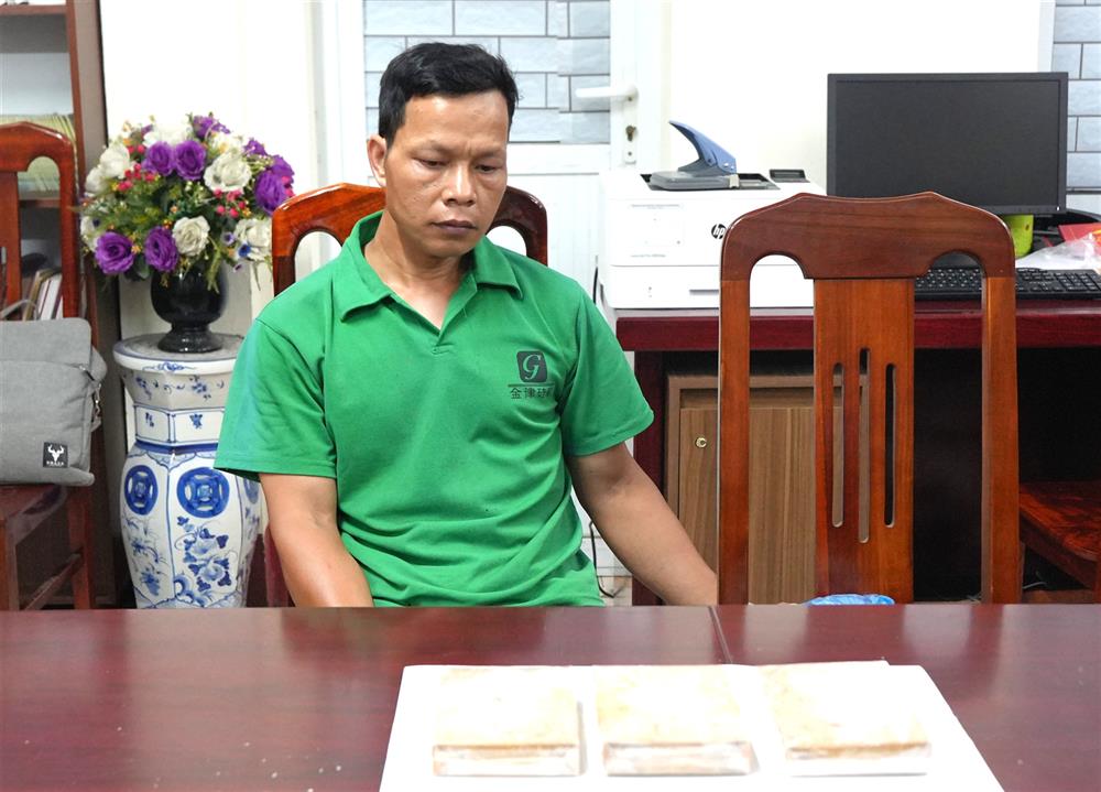 Đối tượng Lưu Văn Ánh cùng tang vật.