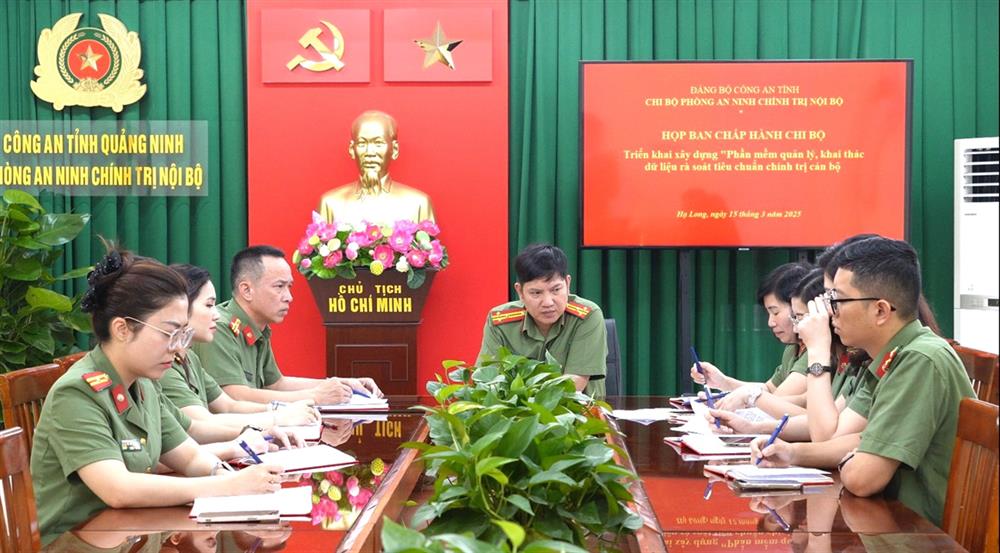 Cấp ủy Chi bộ Phòng An ninh chính trị nội bộ họp triển khai xây dựng phần mềm quản lý, khai thác dữ liệu rà soát tiêu chuẩn chính trị cán bộ.